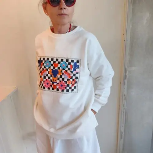 Sudadera blanca con estampación frontal