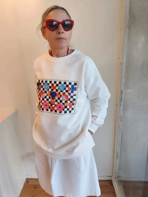 Sudadera blanca con estampación frontal