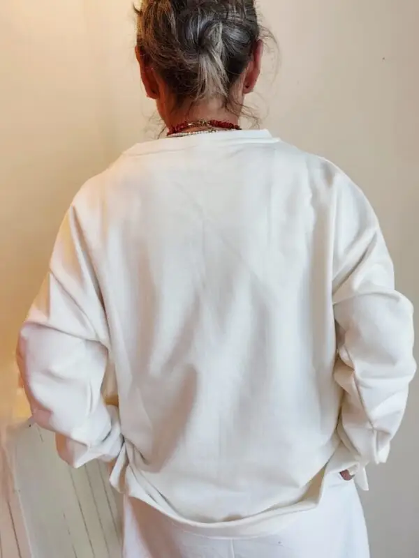 Sudadera blanca con estampación frontal