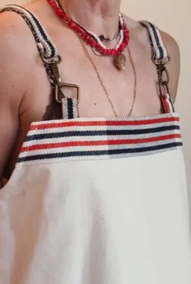 Vestido con tiras y lonas hípicas